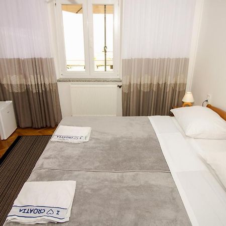 Rooms & Apartment Albina Baška Екстериор снимка