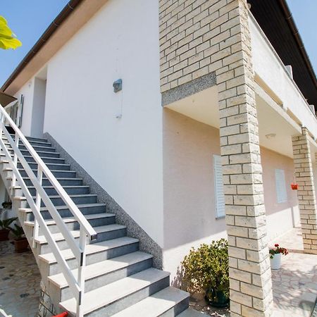Rooms & Apartment Albina Baška Екстериор снимка