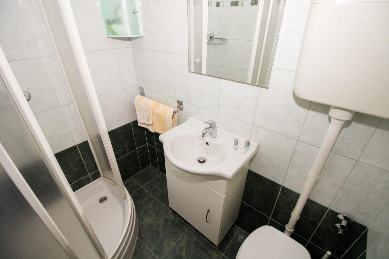 Rooms & Apartment Albina Baška Екстериор снимка