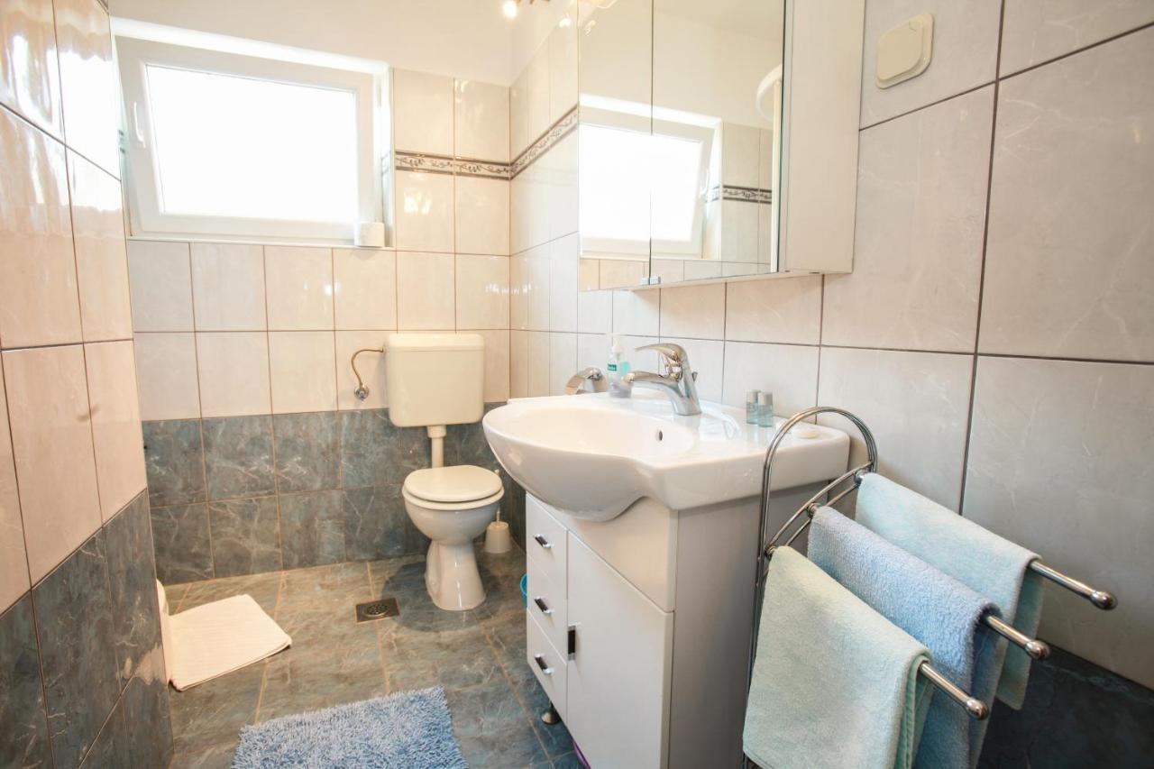 Rooms & Apartment Albina Baška Екстериор снимка