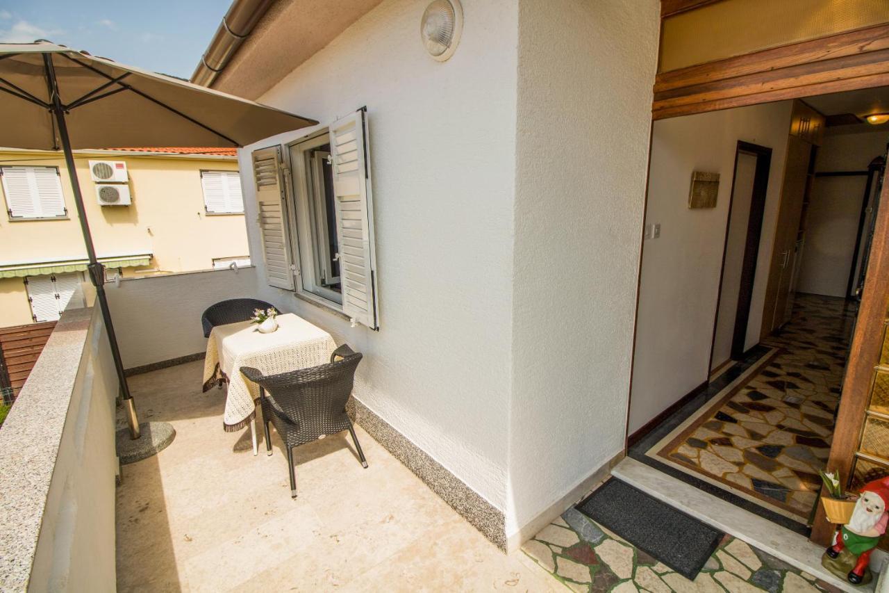 Rooms & Apartment Albina Baška Екстериор снимка