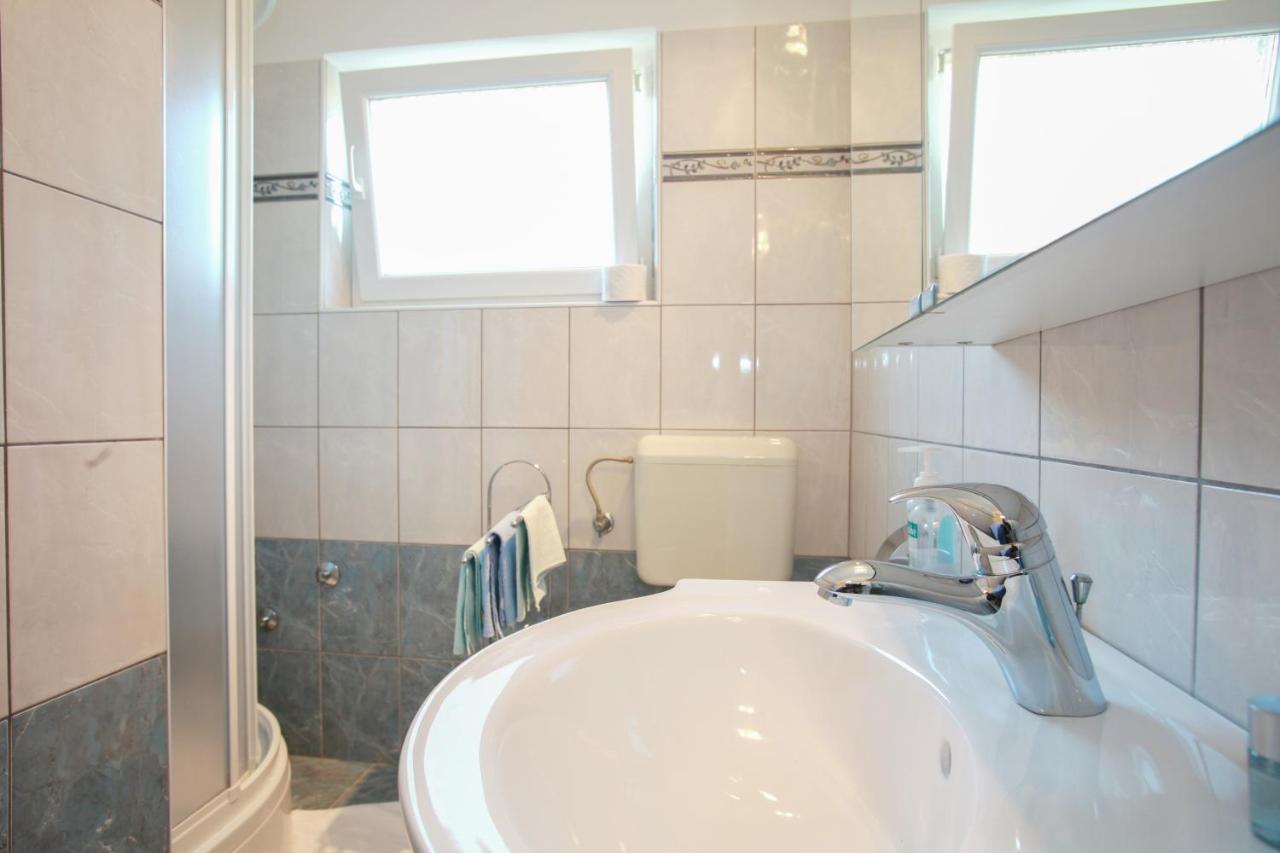 Rooms & Apartment Albina Baška Екстериор снимка