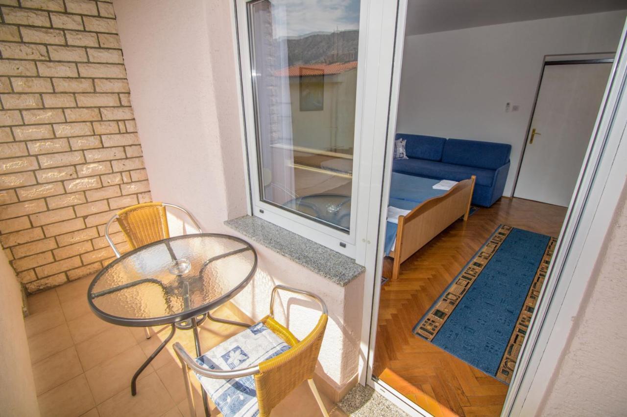 Rooms & Apartment Albina Baška Екстериор снимка