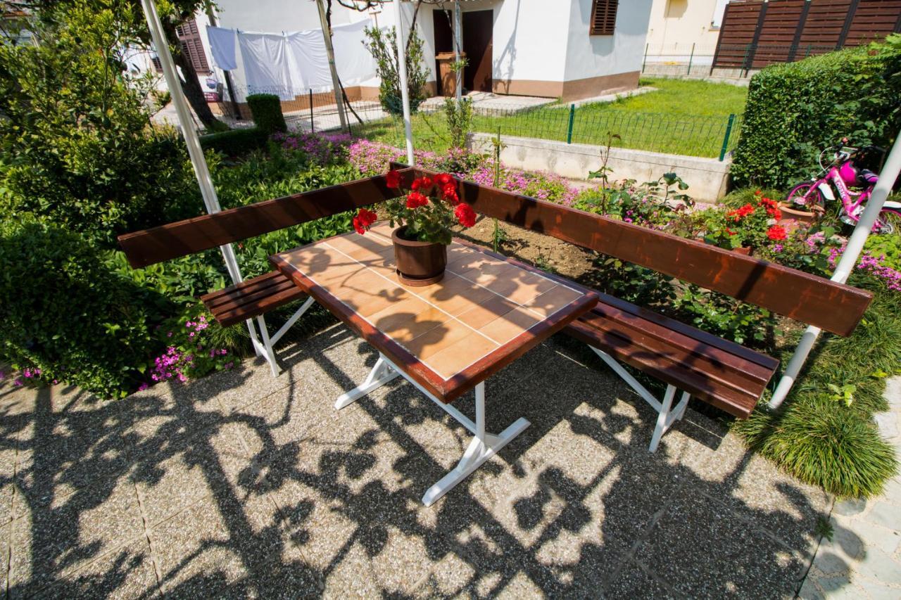 Rooms & Apartment Albina Baška Екстериор снимка