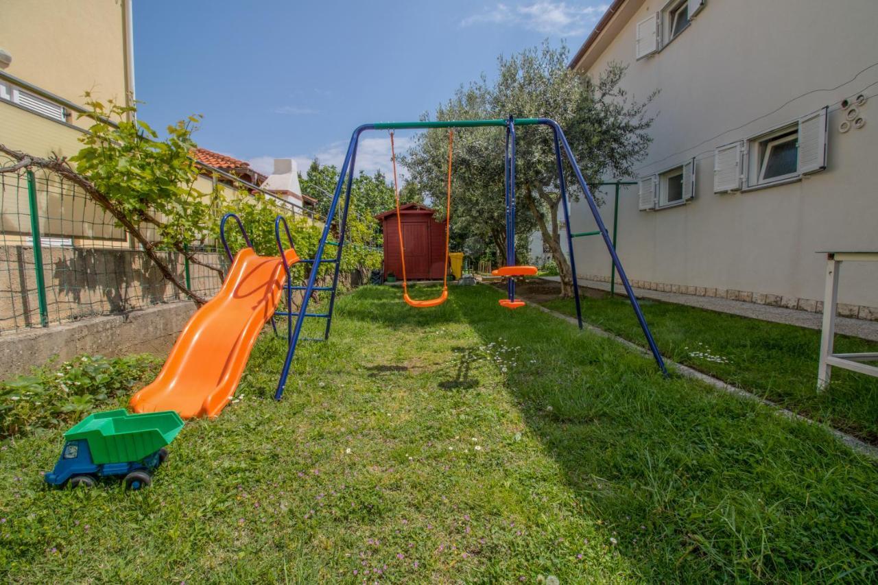 Rooms & Apartment Albina Baška Екстериор снимка