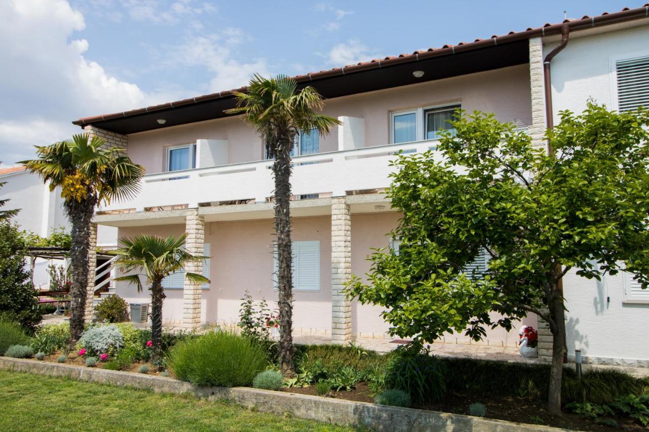 Rooms & Apartment Albina Baška Екстериор снимка